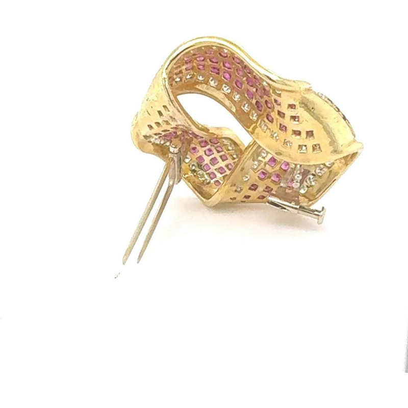 Broches en or jaune serties de rubis & diamants