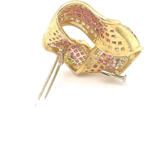 Broches en or jaune serties de rubis & diamants