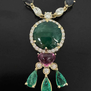 Pendentif or jaune 18 carats, diamants, émeraude cabochon & pierres précieuses