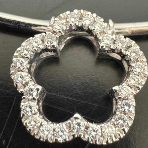 Collier en or à motif de feuilles serties de diamants