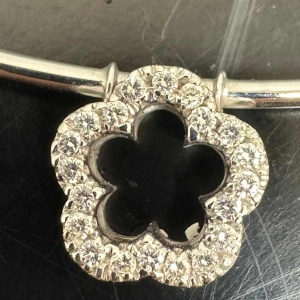 Gouden halsketting met met diamanten bezette bladeren