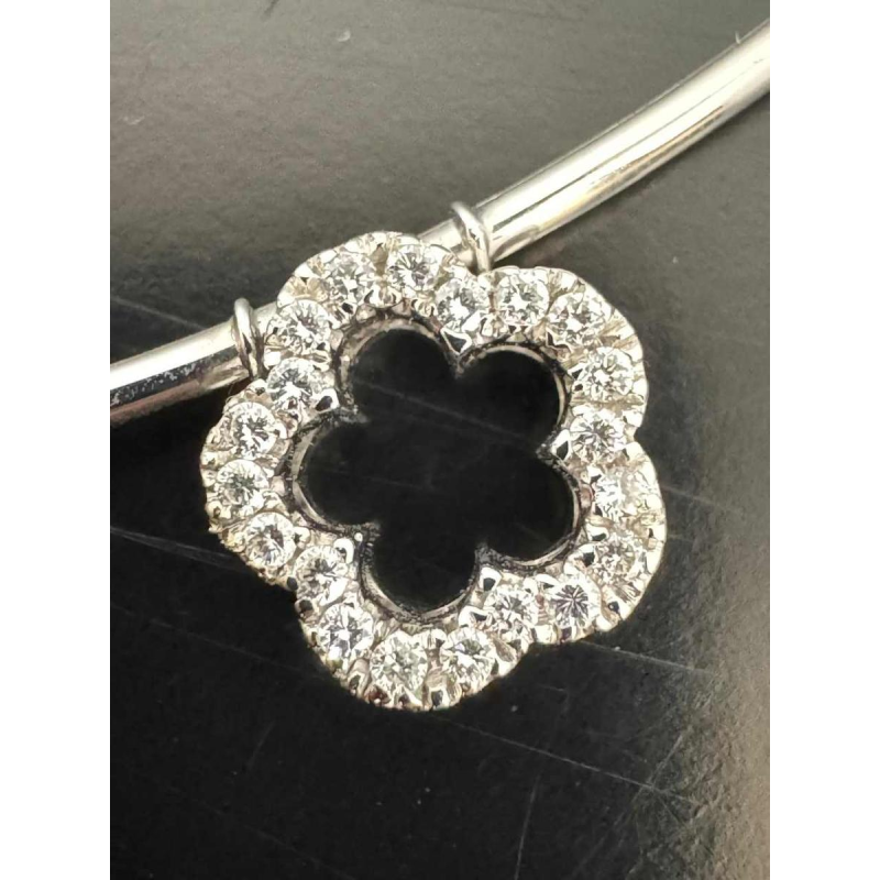 Collier en or à motif de feuilles serties de diamants