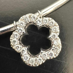 Collier en or à motif de feuilles serties de diamants