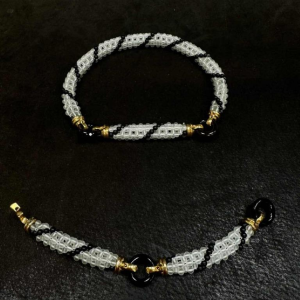 Gezet in 18-karaats geelgoud (collier & armband), bergkristal & zwarte onyx