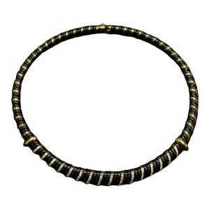 Collier en or jaune, acier noir et diamants