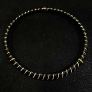 Collier en or jaune, acier noir et diamants