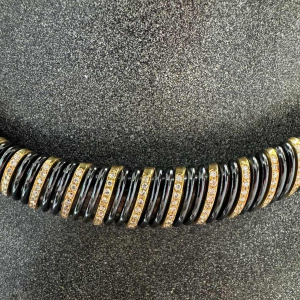 Collier en or jaune, acier noir & diamants