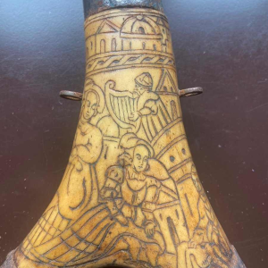 17e-18e eeuwse hertengewei kruitfles