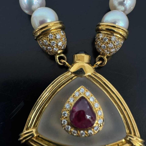 Collier de perles, or, rubis & cristal de roche