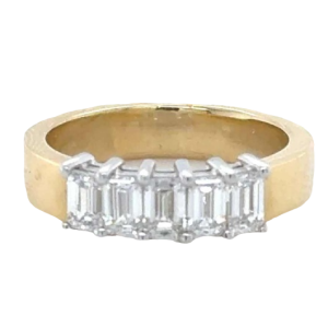 Ring in tweekleurig goud bezet met vijf smaragdgeslepen diamanten