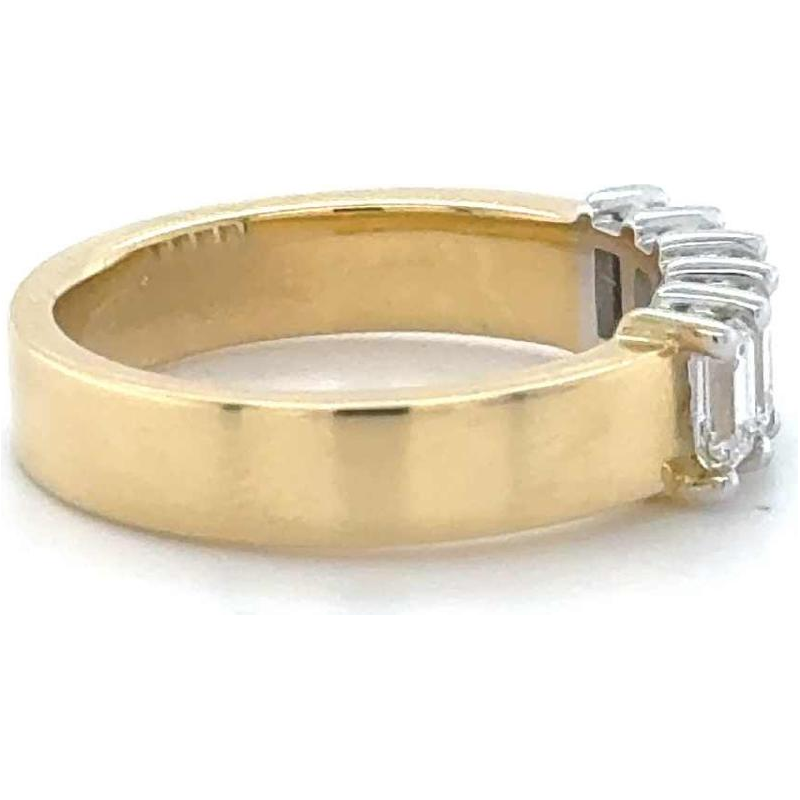 Ring in tweekleurig goud bezet met vijf smaragdgeslepen diamanten