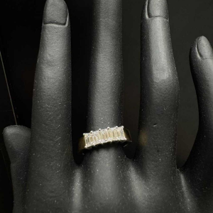 Ring in tweekleurig goud bezet met vijf smaragdgeslepen diamanten