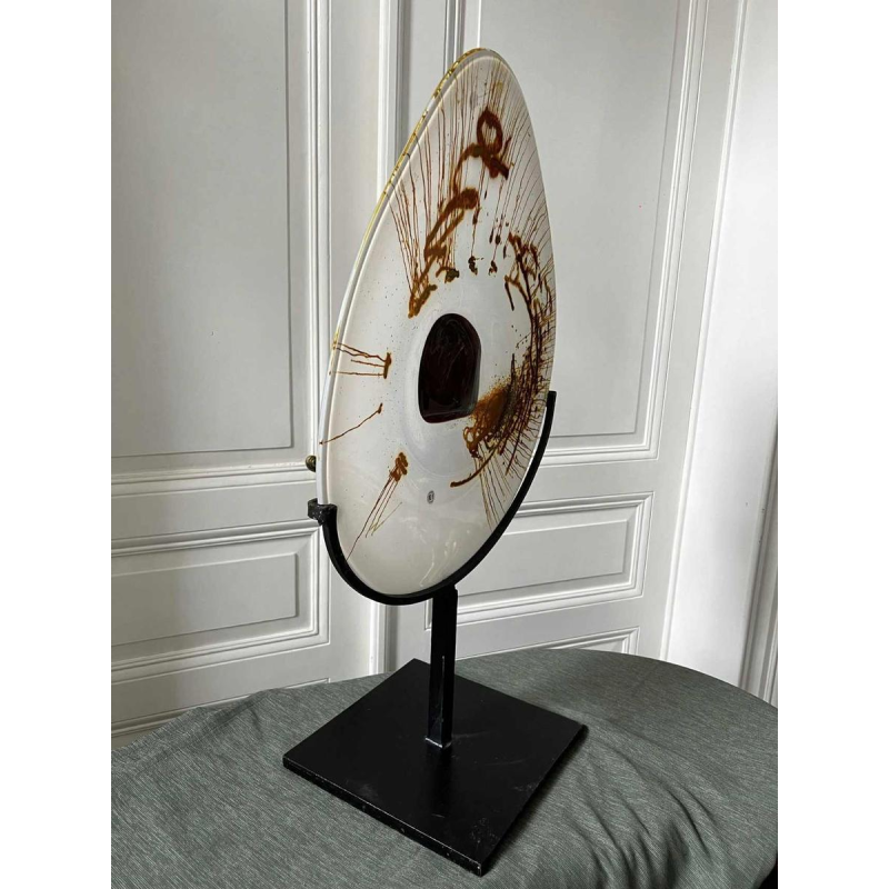 Alfred COLLARD, grote glazen sculptuur versierd met insluitsels, gemonteerd op een stalen voet, 2002