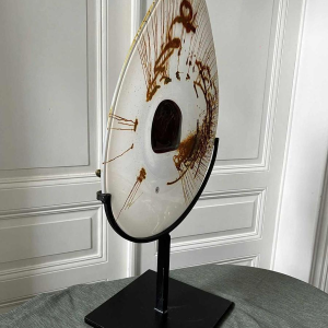 Alfred COLLARD, grote glazen sculptuur versierd met insluitsels, gemonteerd op een stalen voet, 2002