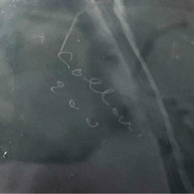 Alfred COLLARD, grote glazen sculptuur versierd met insluitsels, gemonteerd op een stalen voet, 2002