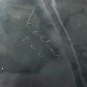 Alfred COLLARD, grote glazen sculptuur versierd met insluitsels, gemonteerd op een stalen voet, 2002