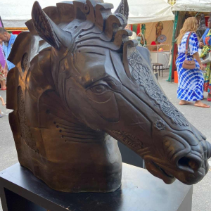 Bronzen paardenhoofd door Daniel Monic