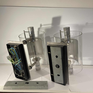 Pierre Lallemand / Moonlight “Cyclops' paar modernistische wandlampen, roestvrijstalen glazen buis, 1992