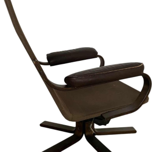 Draaibare fauteuil, gebogen houten frame, bruin leren zitting, Scandinavisch ontwerp ca 1970