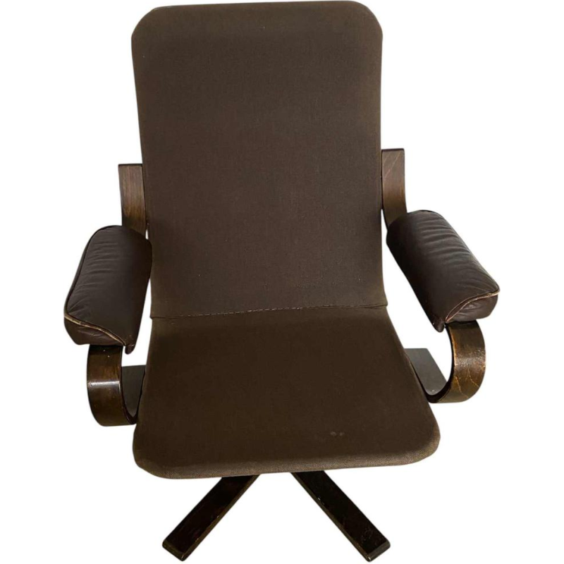 Draaibare fauteuil, gebogen houten frame, bruin leren zitting, Scandinavisch ontwerp ca 1970