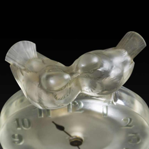 Pendulette 8 jours « ANTOINETTE » (1931) de René Lalique (1860-1945) :