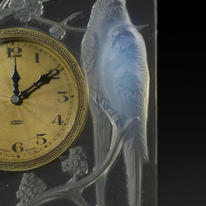 Pendulette 8 jours « INSEPARABLES » (1926) de RENE LALIQUE (1860-1945) :