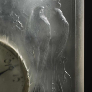 Pendulette 8 dagen “VIER PARKIETEN'” (1920) van RENE LALIQUE (1860-1945)