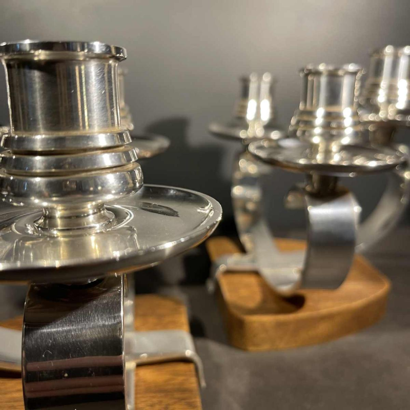 Orfe`vrerie Wiskemann, Paire de Bourgeoirs CandeÂ´labres Art DeÂ´co MeÂ´tal ArgentÃ©