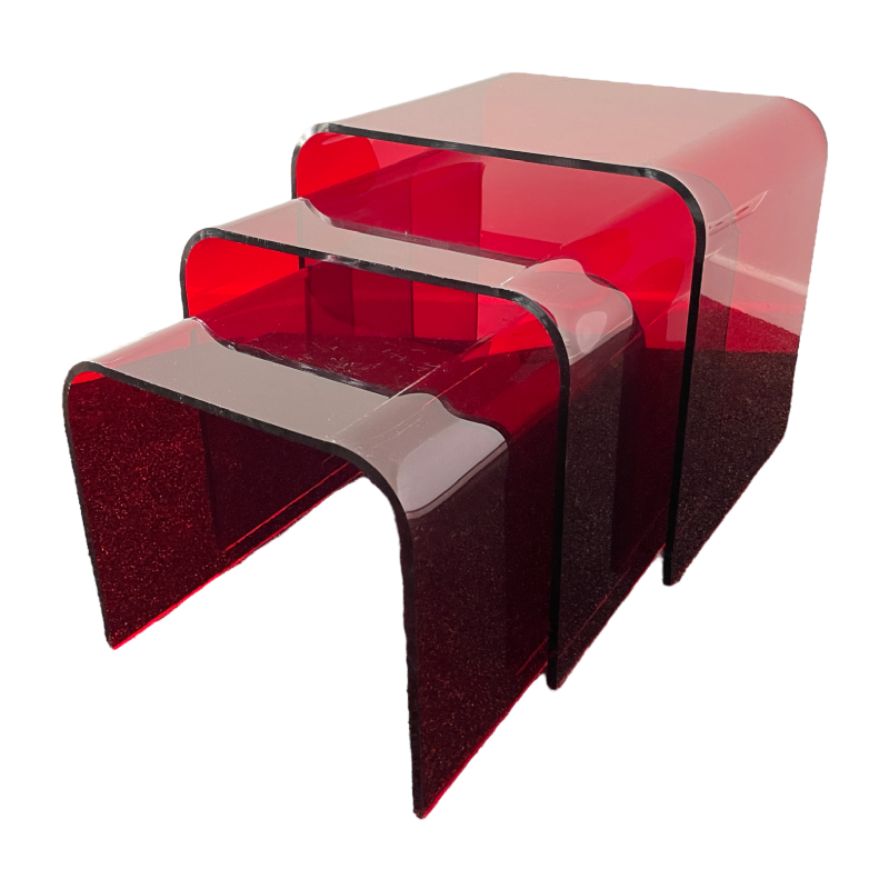 Set de 3 tables gigognes en meÂ´thacrylate rouge, ca 1970