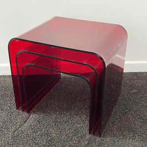 Set van 3 nesttafels in rood methacrylaat, ca 1970