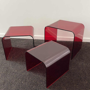 Set van 3 nesttafels in rood methacrylaat, ca 1970