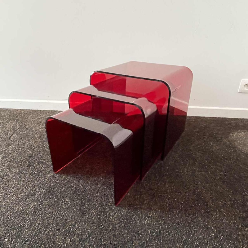 Set van 3 nesttafels in rood methacrylaat, ca 1970