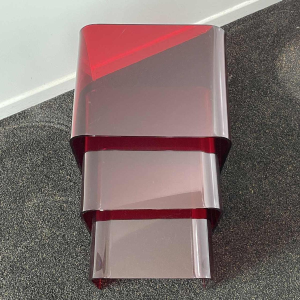 Set de 3 tables gigognes en meÂ´thacrylate rouge, ca 1970