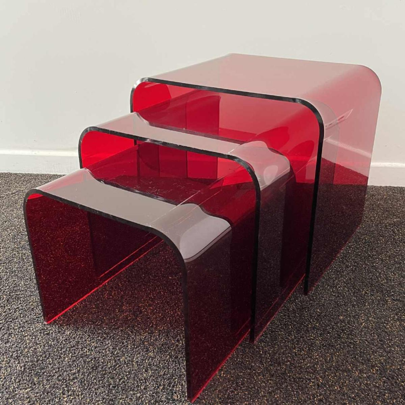 Set van 3 nesttafels in rood methacrylaat, ca 1970