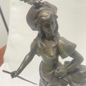 De mascotte van Auguste Dewever ondeugend bronze