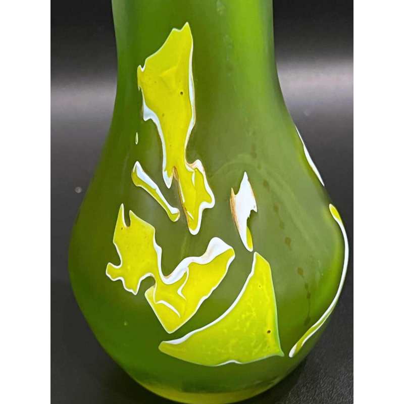 Louis LELOUP, vase soliflore en verre de couleur vert jade à décor dinclusions, 1981