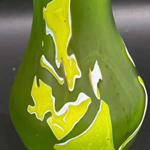 Louis LELOUP, vase soliflore en verre de couleur vert jade à décor dinclusions, 1981