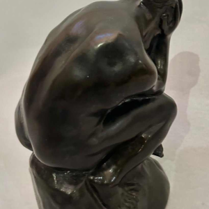 Sculpture en bronze ancien dans le style du Penseur de Rodin