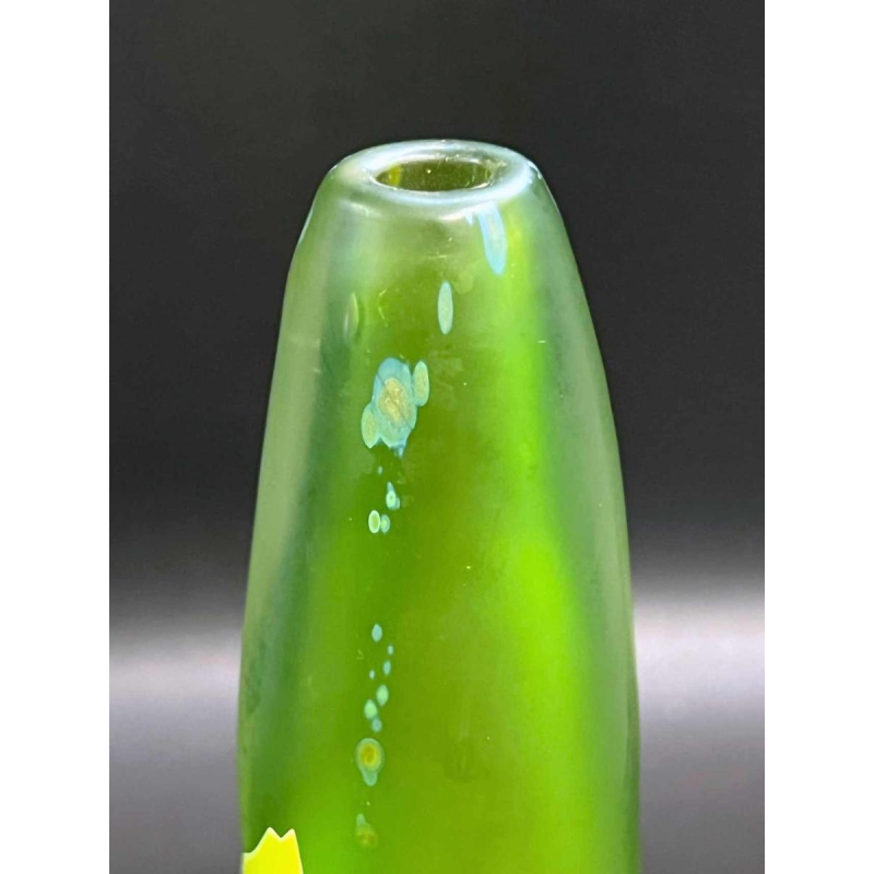 Louis LELOUP, vase soliflore en verre de couleur vert jade à décor dinclusions, 1981