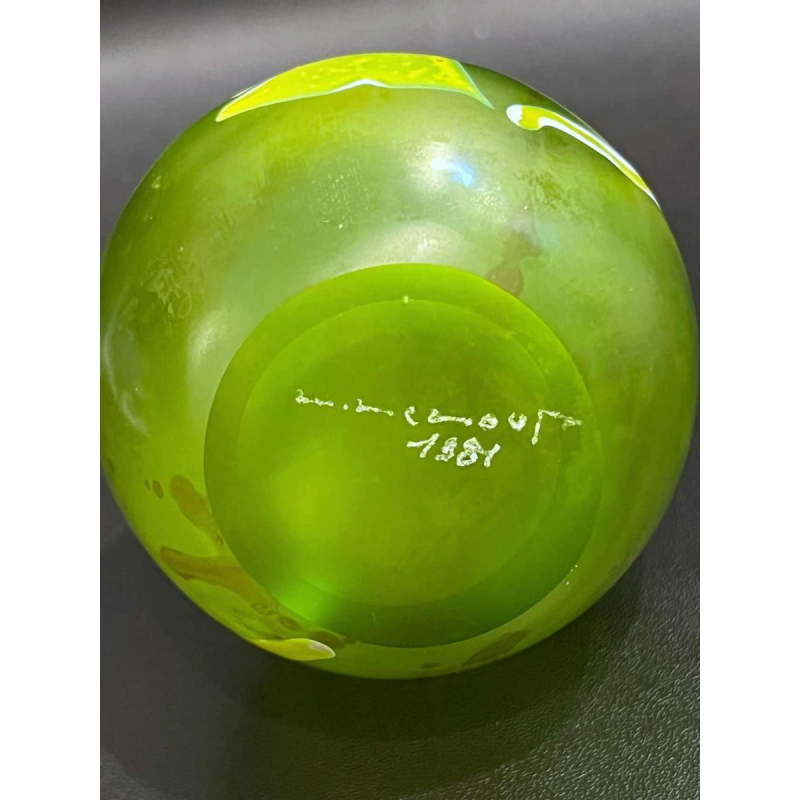 Louis LELOUP, soliflore vase in jade green glass decorated with inclusions, 1981