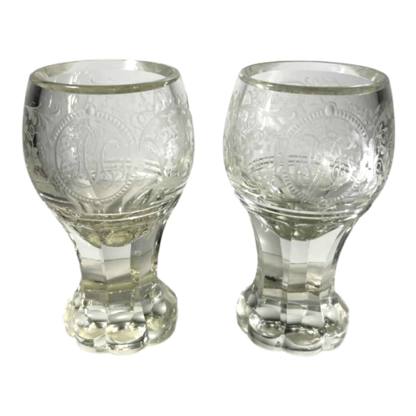 Paar glazen met steel van dik geslepen kristal met krulwerk en monogramversiering, Bohemen ca. 1900