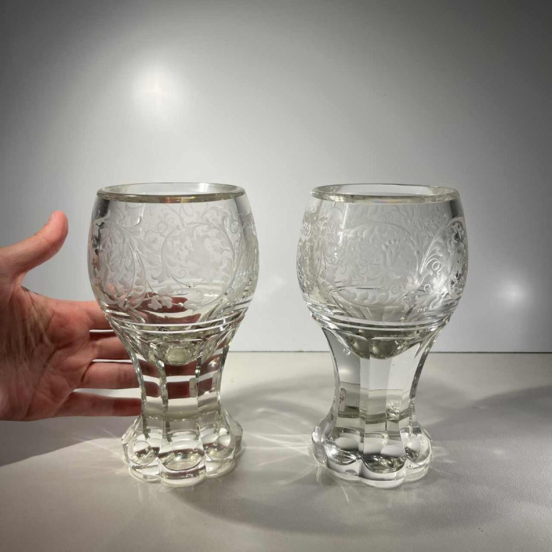 Paire de verres sur pieds en cristal épais taillé à décor de rinceaux et monogramme, Bohème ca 1900