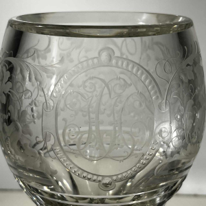 Paire de verres sur pieds en cristal épais taillé à décor de rinceaux et monogramme, Bohème ca 1900