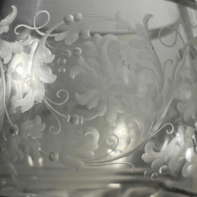 Paire de verres sur pieds en cristal épais taillé à décor de rinceaux et monogramme, Bohème ca 1900