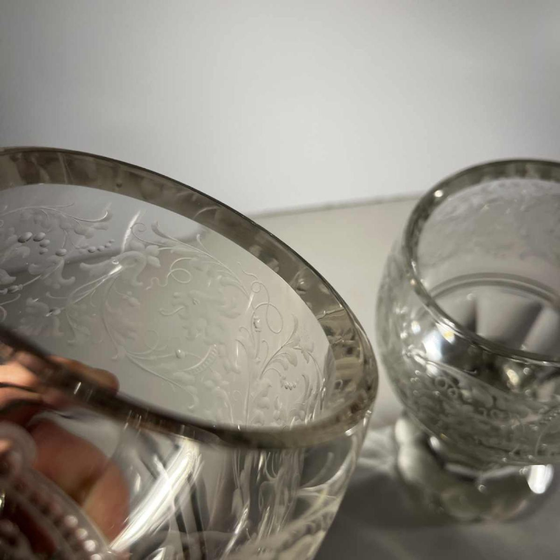 Paar glazen met steel van dik geslepen kristal met krulwerk en monogramversiering, Bohemen ca. 1900