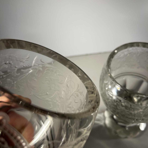 Paire de verres sur pieds en cristal épais taillé à décor de rinceaux et monogramme, Bohème ca 1900