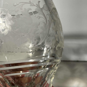 Paire de verres sur pieds en cristal épais taillé à décor de rinceaux et monogramme, Bohème ca 1900