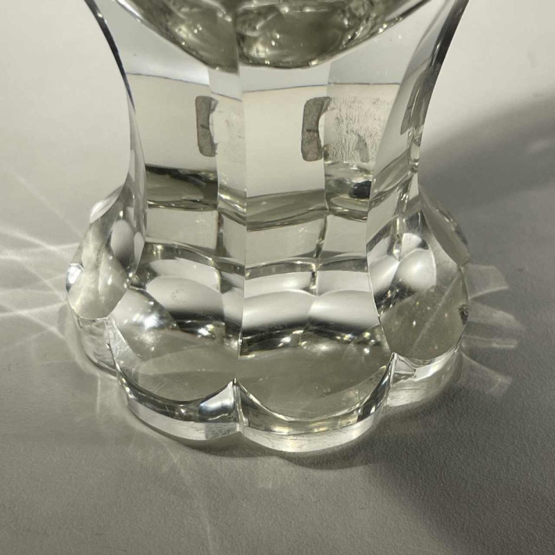 Paire de verres sur pieds en cristal épais taillé à décor de rinceaux et monogramme, Bohème ca 1900