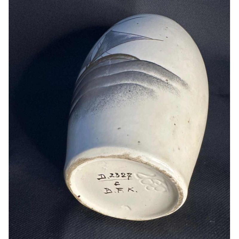 Vase au décor de bateau en céramique, Boch Frères Kéramis à La Louvière