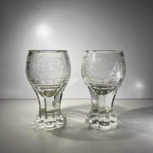 Paire de verres sur pieds en cristal épais taillé à décor de rinceaux et monogramme, Bohème ca 1900